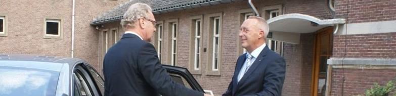 780x191,chauffeur bij auto